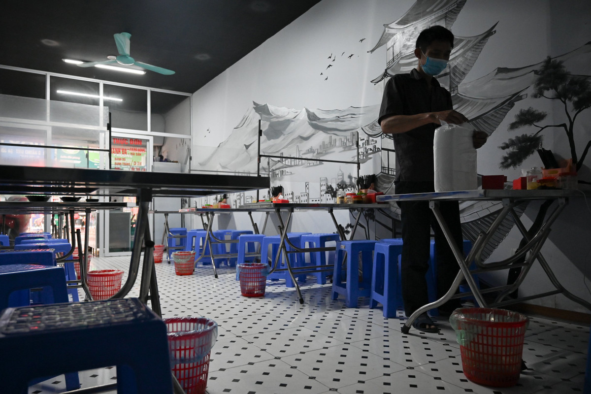 Hang quan Ha Noi vang khach khi so ca COVID-19 tang ky luc-Hinh-2