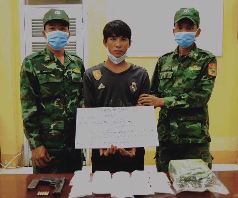 Bat 1 thanh nien lan sung K54 van chuyen 2 kg ma tuy