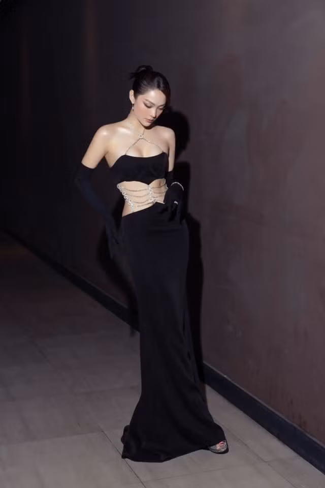 Vào vai NTK xinh đẹp, gợi cảm nên hình ảnh dự ra mắt phim của cô cũng theo phong cách giống nhân vật.