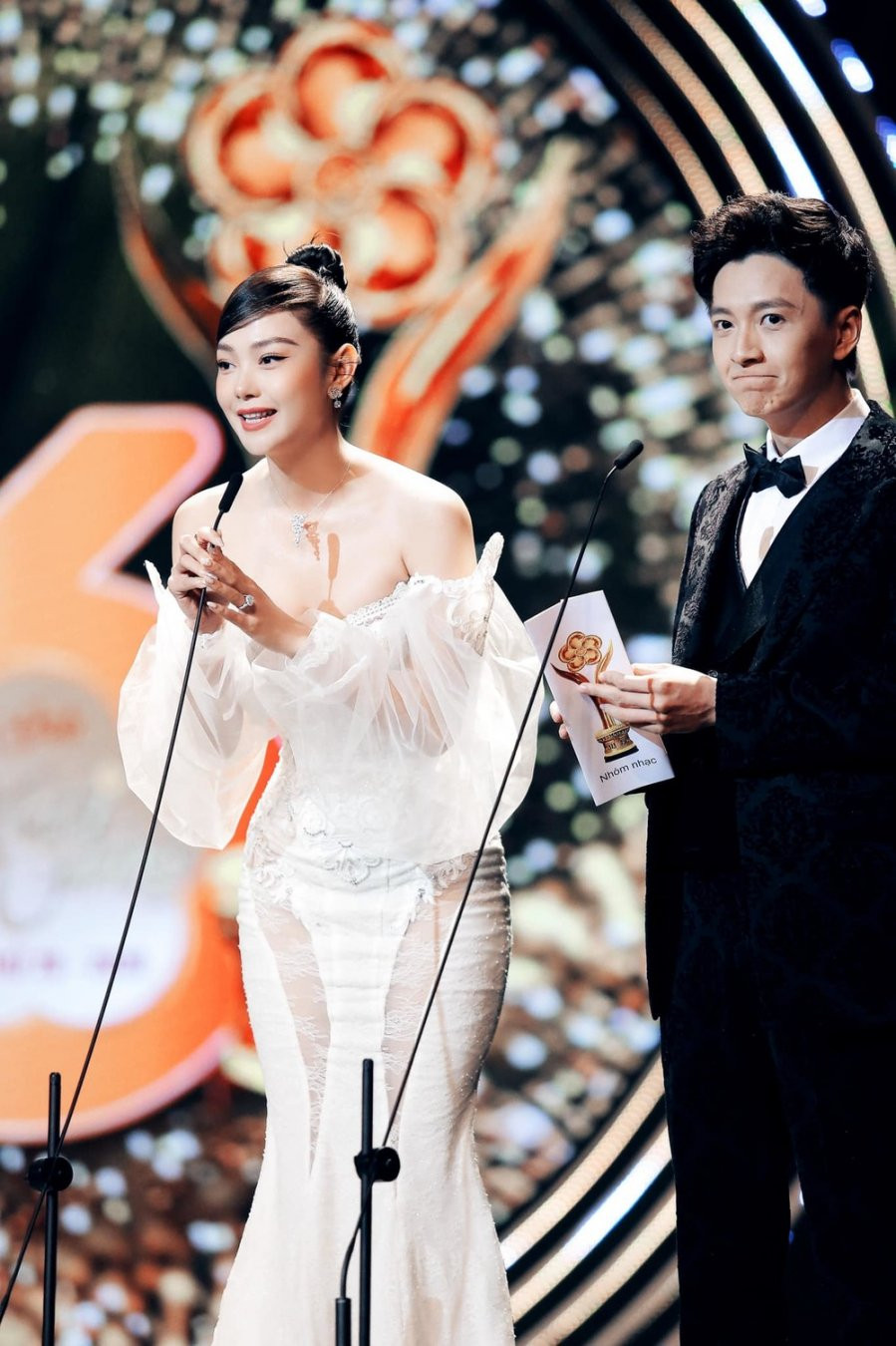 Xuất hiện trên sân khấu trao giải cùng Ngô Kiến Huy, Minh Hằng tỏa sáng như nữ thần.