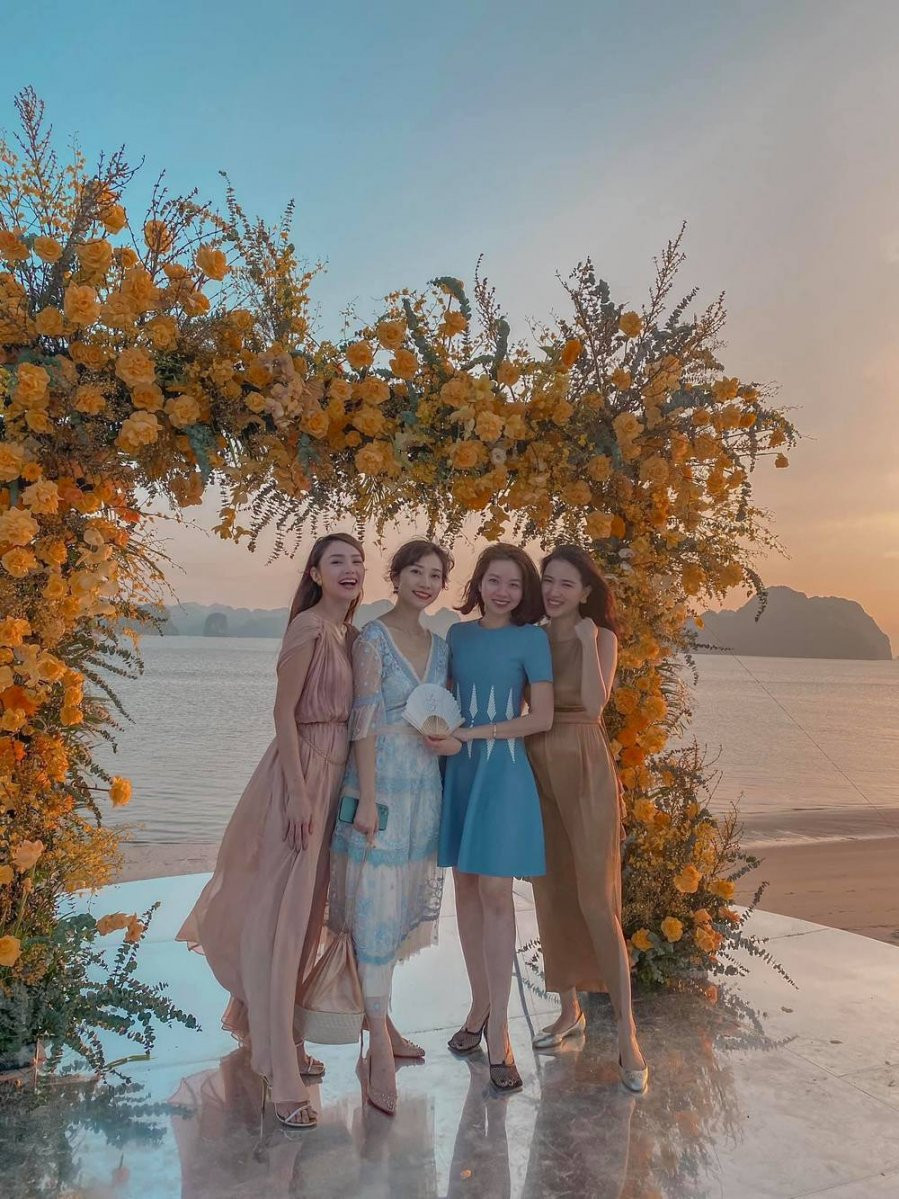 Không diện dạ hội hay nhiều thiết kế quá cầu kì, nhan sắc nổi bật của diễn viên Giải Cứu Thần Chết cũng đủ lấn át các cô gái xung quanh. Hội bạn thân dù rất xinh đẹp nhưng cũng nhường spotlight lại cho giọng ca Một Vòng Trái Đất.