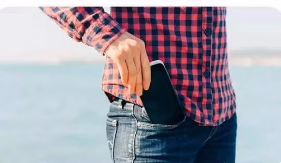 Bo dien thoai vao tui quan, dieu gi se xay ra?-Hinh-2