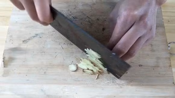 Tron gung, dau gio theo cach nay: Day lui mui hoi kho chiu trong nha-Hinh-2