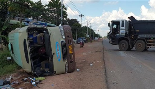 Binh Phuoc: Xe khach dau dau xe tai, hang chuc hanh khach bi thuong