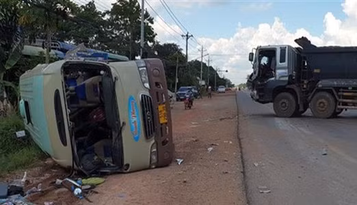 Binh Phuoc: Xe khach dau dau xe tai, hang chuc hanh khach bi thuong