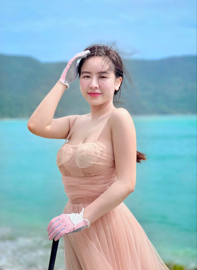 Phương Bora nổi tiếng là nàng hot girl có thân hình gợi cảm.