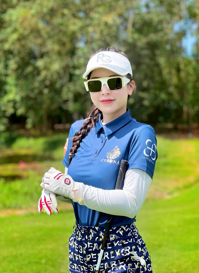 Cô nàng chia sẻ rất nhiều hình ảnh xinh đẹp, gợi cảm trên sân golf. Được biết, có những ngày Phương Bora chơi golf từ 6 giờ sáng đến trưa.