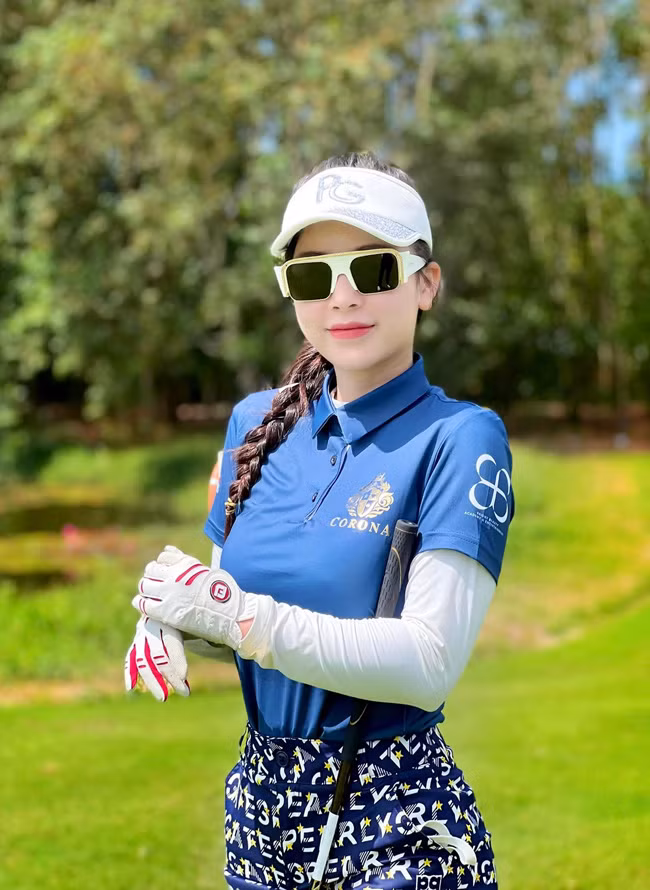 Cô nàng chia sẻ rất nhiều hình ảnh xinh đẹp, gợi cảm trên sân golf. Được biết, có những ngày Phương Bora chơi golf từ 6 giờ sáng đến trưa.