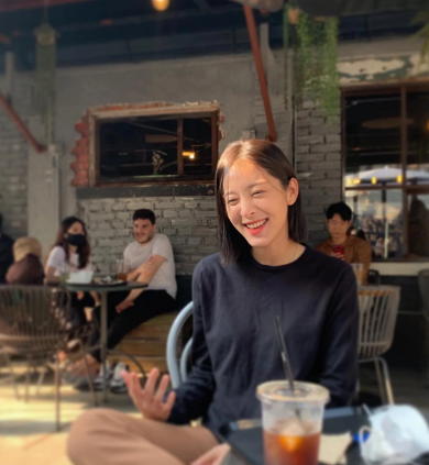 Nu phu Hen Ho Chon Cong So: Style trong phim thanh lich, ngoai doi gian di-Hinh-7