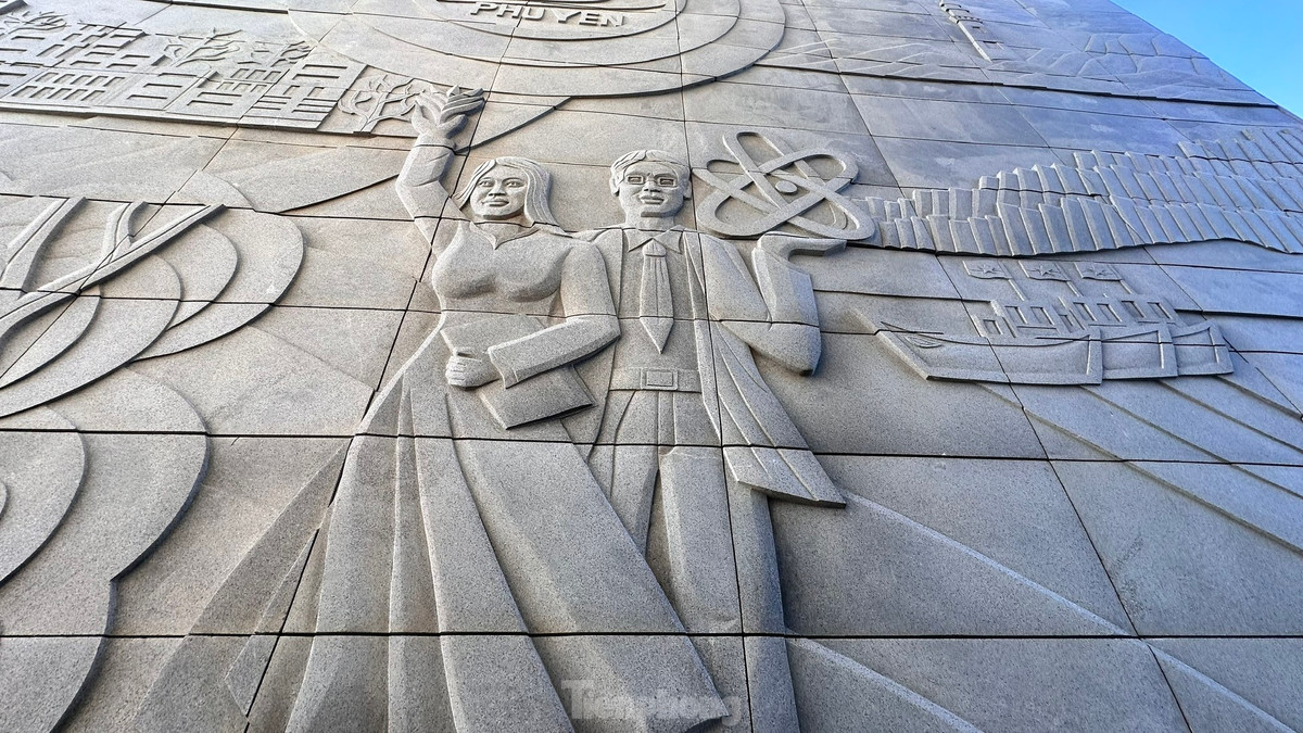 Khe giữa hai tòa tháp là hai bức phù điêu liên hoàn, chạm khắc công phu lịch sử và văn hóa Phú Yên. Từ sự kiện vua Lê Thánh Tông đề thơ trên núi Thạch Bi tới khi Lương Văn Chánh khai phá mảnh đất Phú Yên, từ ngư dân ven biển tới đồng bào Chăm, rồi ghềnh Đá Đĩa, hải đăng Mũi Điện, và những chuyến tàu không số cập vịnh Vũng Rô, đàn đá, trống... tất cả được tái hiện sống động, khái quát cả chiều dài hình thành và phát triển đầy tự hào.