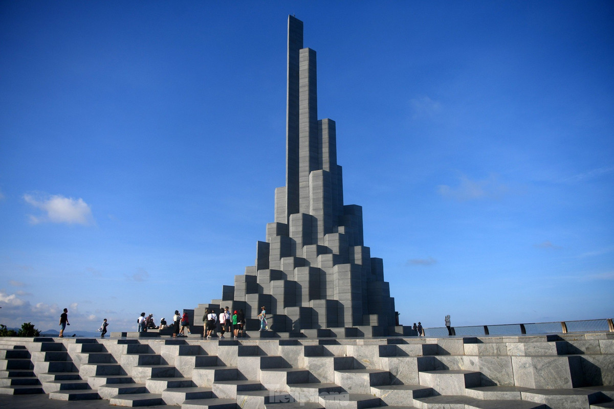 Tháp tượng trưng cho huyền thoại Lạc Long Quân - Âu Cơ và câu chuyện "Trăm trứng trăm con". Dưới mỗi cột tháp là 50 phiến đá, đại diện cho 50 người con theo cha Lạc Long Quân xuống biển, 50 người con theo mẹ Âu Cơ lên rừng.