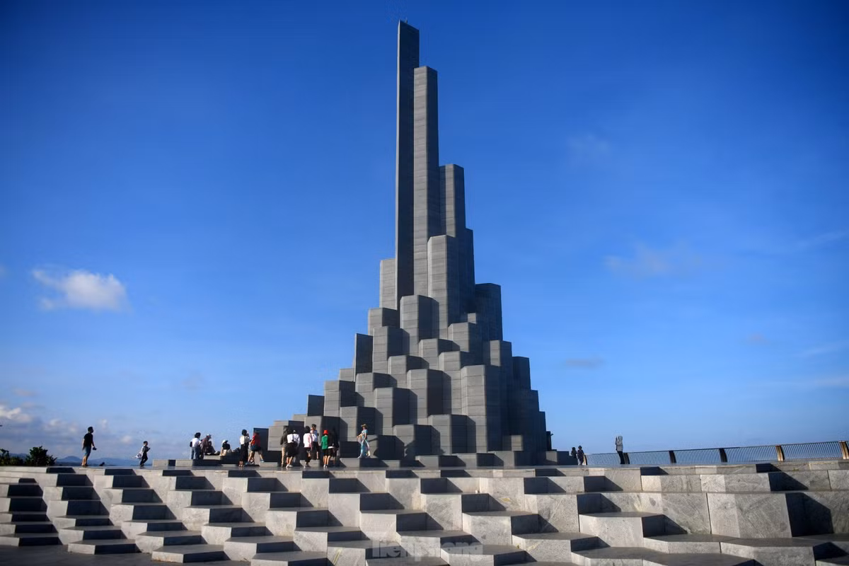 Tháp tượng trưng cho huyền thoại Lạc Long Quân - Âu Cơ và câu chuyện "Trăm trứng trăm con". Dưới mỗi cột tháp là 50 phiến đá, đại diện cho 50 người con theo cha Lạc Long Quân xuống biển, 50 người con theo mẹ Âu Cơ lên rừng.