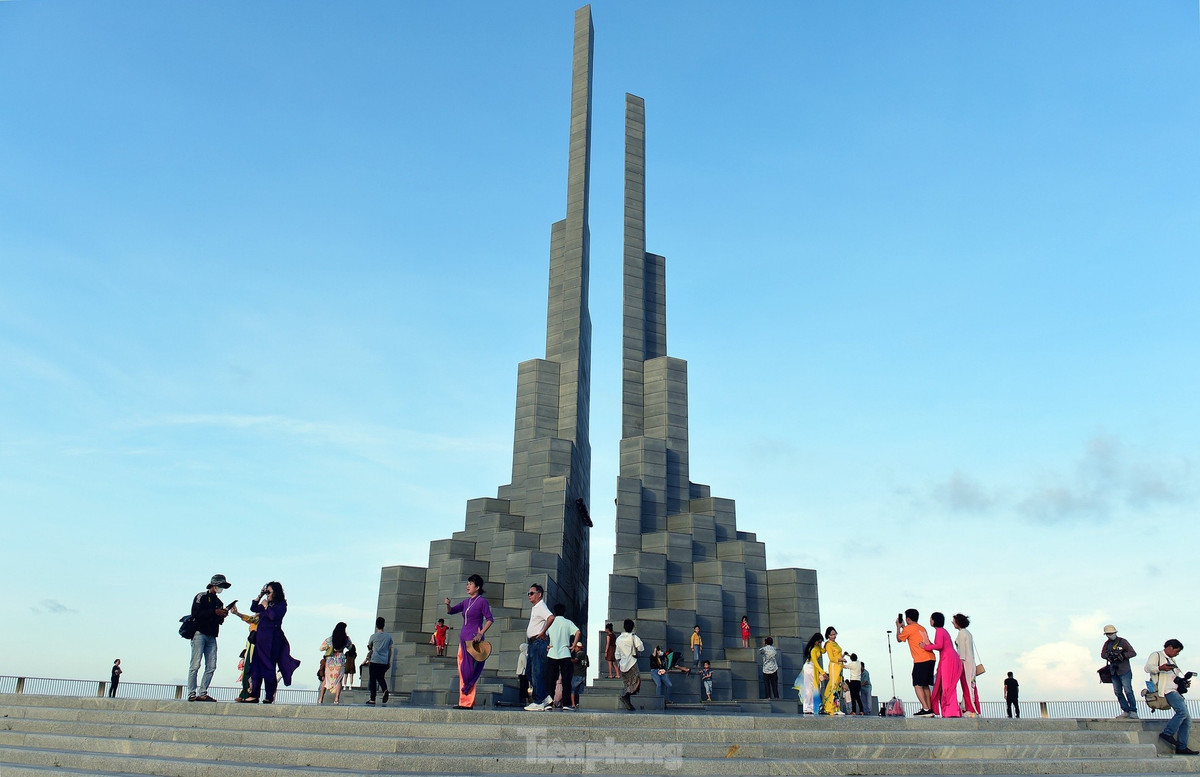 Tháp Nghinh Phong gồm hai tòa tháp đặt cạnh nhau, một có chiều cao 35m, một cao 30m, với kiến trúc lấy cảm hứng từ ghềnh Đá Đĩa với những phiến đá lục giác xếp chồng lên nhau.