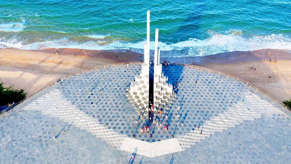 Khánh thành năm 2022, tháp Nghinh Phong nằm trên nút giao giữa đại lộ Nguyễn Hữu Thọ và đường Độc Lập, trung tâm thành phố Tuy Hòa, Phú Yên. Với kiến trúc đồ sộ và độc đáo, tháp trở thành biểu tượng mới của mảnh đất "hoa vàng trên cỏ xanh".