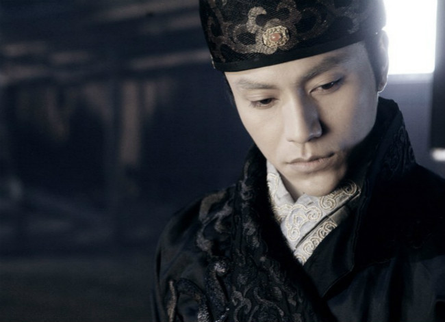 Các nhà khoa học lý giải nội tiết tố androgen thúc đẩy sự phát triển của cơ xương, kích thích sản sinh hồng cầu… giúp nam giới có lợi thế hơn về hình thể. Thế nhưng, hormone này có thể khiến nam giới bị hói đầu, suy yếu hệ thống miễn dịch, hại tim, thậm chí là giảm tuổi thọ.