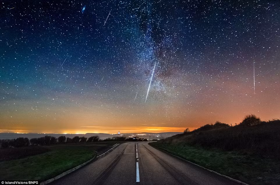 Những vệt sao băng tuyệt đẹp trên bầu trời phía tây đảo Wight, Anh.
