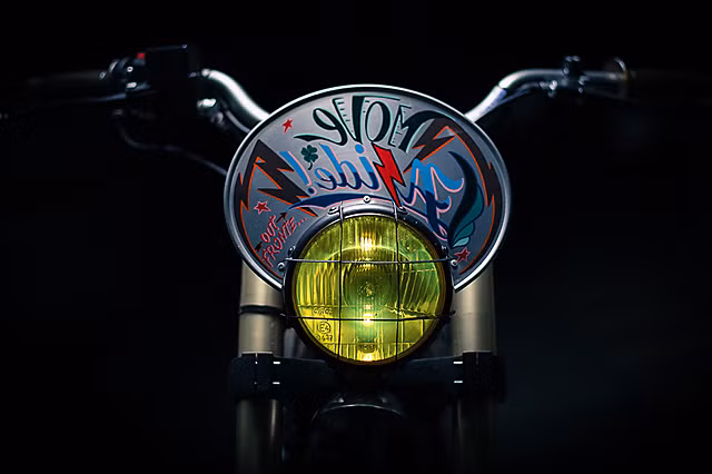 Một chiếc đèn pha mới cũng được lắp đặt với tấm bảng hình ovan ở phía trên.