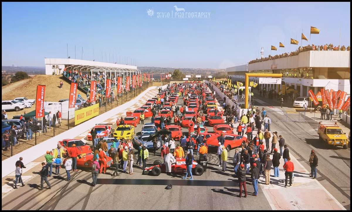 Dàn xe Ferrari diễu hành trên đường đua.