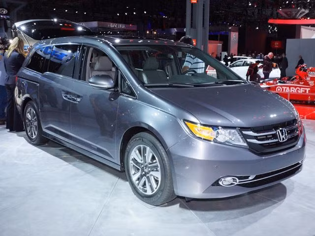 Honda Odyssey: Xe được đánh giá cao về nội thất linh hoạt và rộng rãi với 8 ghế ngồi dành cho hành khách và có thể dễ dàng thu gọn để dành không gian chứa đồ. Nhưng hệ thống giải trí trên màn hình cảm ứng được cho là phức tạp, khó sử dụng.