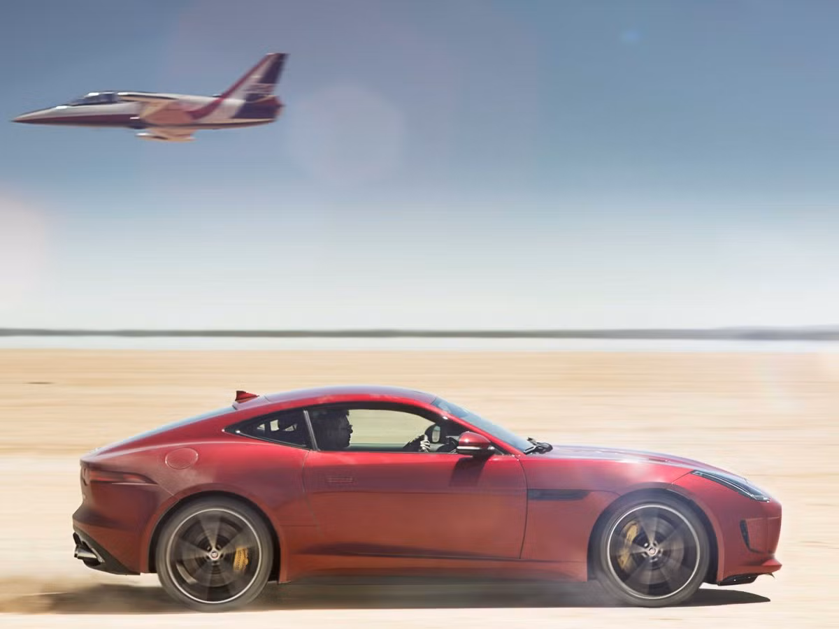 Jaguar F-Type AWD cũng có mặt tại triển lãm Los Angeles Auto Show.