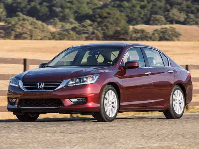 Honda Accord: Dòng sedan gia đình này có không gian nội thất rộng rãi và vô-lăng điều khiển dễ dàng. Xe được trang bị động cơ V6 dung tích 3.6 lít. Ngoài ra, khách hàng cũng có thể lựa chọn phiên bản Hybrid với mức tiết kiệm nhiên liệu ấn tượng.