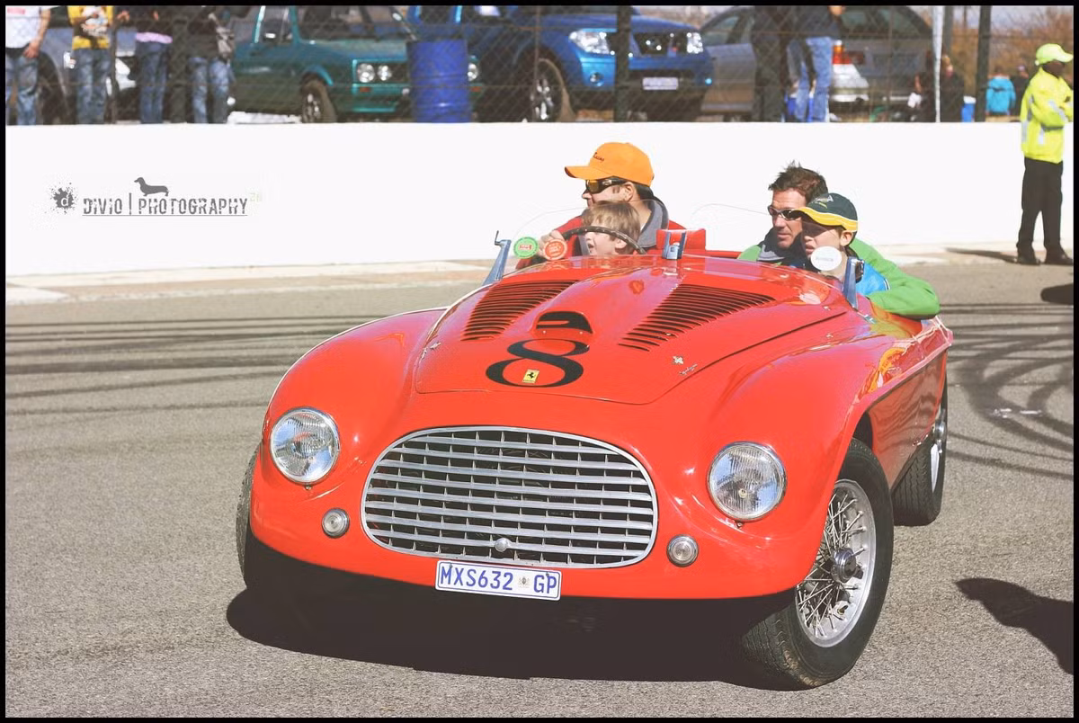 ... cho đến những mẫu xe cổ ấn tượng.