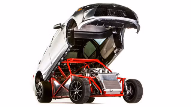 ... nhưng bên trong chiếc Sleeper Camry đã được độ lại hoàn toàn với một bộ khung bằng thép ống.