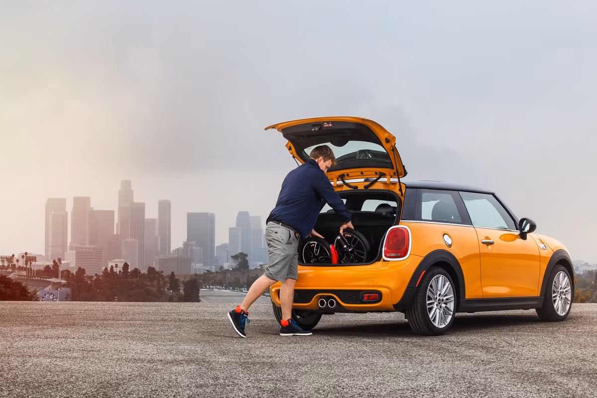 Chiếc MINI Citysurfer có thể đặt vừa thùng sau của một chiếc xe con.