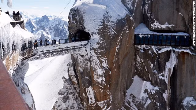 Vẻ đẹp ngoạn mục của cây cầu Aiguille du Midi nằm trên độ cao 3.842m so với mực nước biển ở Pháp.