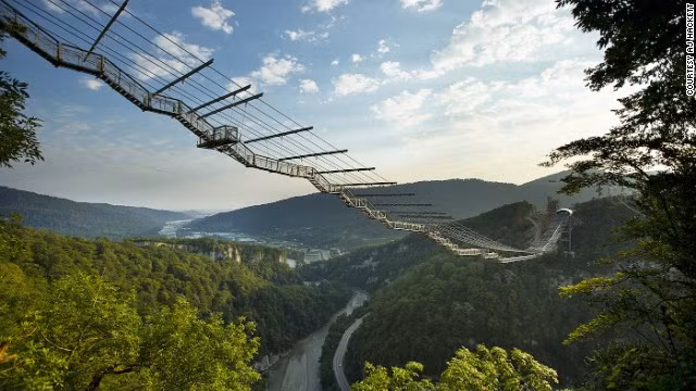 SkyBridge là cây cầu đi bộ dài nhất thế giới, dài 700 m, được xây dựng tại Sochi, Nga.