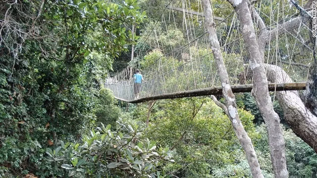 Taman Negara là cây cầu treo dài nhất Malaysia được xây dựng trong vườn quốc gia Malaysia. Cây cầu dài 530 m nối giữa 2 đỉnh ngọn cây.
