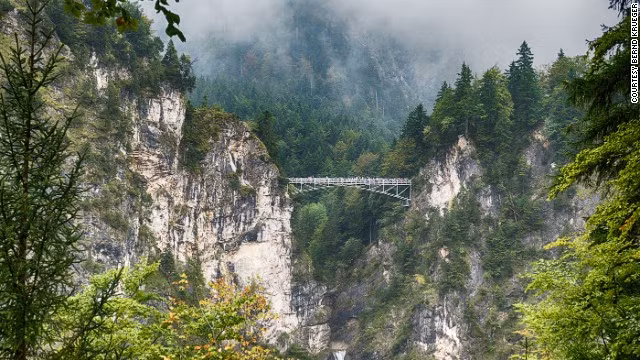 Cây cầu Marienbrucke bắc qua hẻm núi, gần lâu đài Neuschwanstein ở vùng Bavaria, Đức.