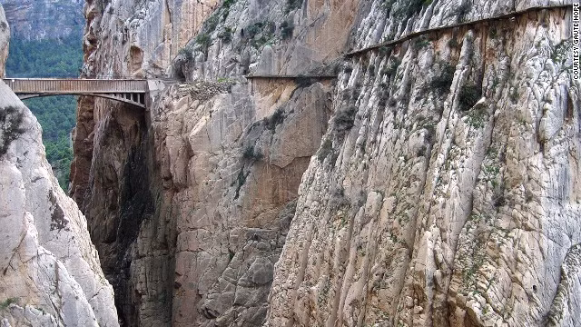 Cây cầu El Caminito Del Rey, với chiều rộng 1m, bắc qua hẻm núi sâu 100m ở Malaga, Tây Ban Nha.