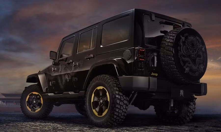 8. Wrangler Unlimited Dragon 2014 (Giá: 36.595 USD): Mẫu xe này có thể tăng tốc từ 0 tới 100 km/h trong vòng 7 giây nhờ động cơ V6 mạnh mẽ. Xe có những họa tiết hình rồng vô cùng ấn tượng cùng nội thất bọc da đen và trang trí hình rồng đặc trưng.