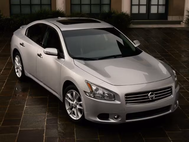 Nissan Maxima: Ưu điểm nổi bật của mẫu xe này là khả năng hoạt động mượt mà và động cơ V6 dung tích 3.5 lít giúp nó tăng tốc nhanh chóng. Tuy nhiên, hệ thống lái của mẫu xe này hơi nặng so với những mẫu xe khác cùng dòng.