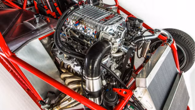 Để tăng thêm sức mạnh cho động V8 dung tích 5.7 lít với công suất 381 mã lực, chiếc Sleeper Camry đã được trang bị thêm bộ siêu nạp TRD cùng bình nitơ oxít giúp chiếc sedan đạt công suất 850 mã lực.