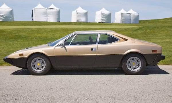 Ferrari 308 GT4 (1976 -1980): Mặc dù được thiết kế với kiểu dáng nhỏ nhưng đây là một trong như mẫu xe thành công nhất của nhà sản xuất Italia. Ferrari 308 GT4 cũng là mẫu đầu tiên được trang bị động cơ V8.