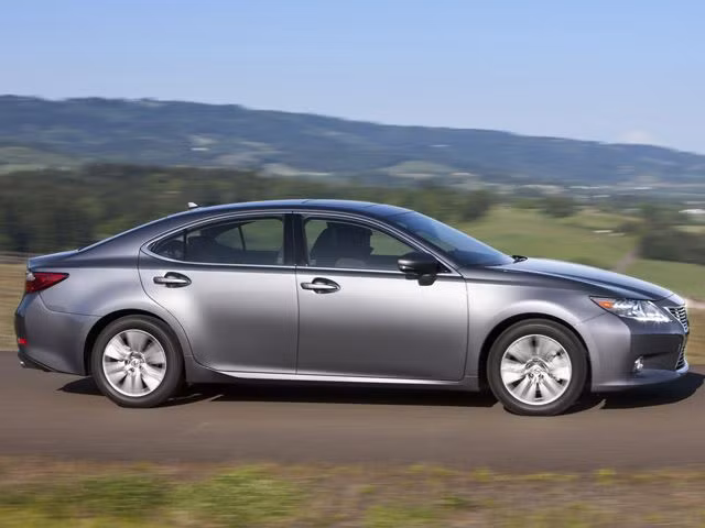 Lexus ES: Với động cơ V6 dung tích 3.5 lít cùng hộp số tự động 6 cấp độ, Lexus ES được đánh giá cao về khả năng hoạt động mạnh mẽ nhưng rất êm ái. Bạn cũng có thể lựa chọn phiên bản Hybrid cho mẫu xe này.
