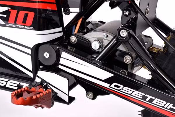 Sức mạnh của xe đến từ động cơ điện neodymium 1.2kW được điều khiển bằng một bộ điều chỉnh 48V. Xe được trang bị hệ thống giảm xóc và bộ phanh đĩa bằng thủy lực cho bánh trước và sau.