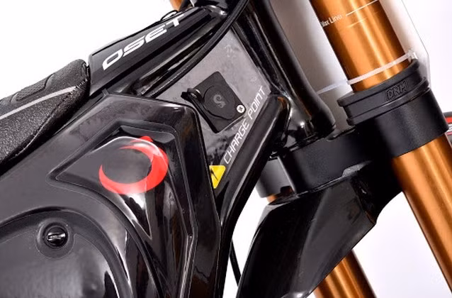 Mặc dù vậy, ưu điểm tính năng và thân thiện với môi trường giúp nó thuyết phục được nhiều khách hàng. Dự kiến, xe được giao cho khách hàng từ mùa hè năm 2015.