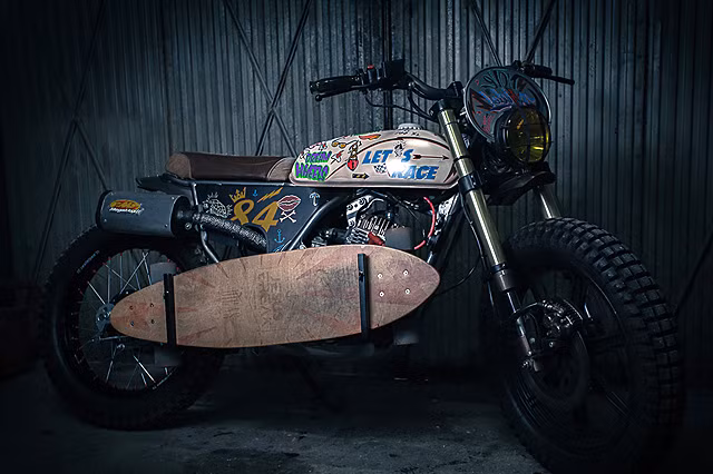 Xe còn được lắp một thiết bị giữ ván trượt dành cho những người đam mê môn thể thao này.