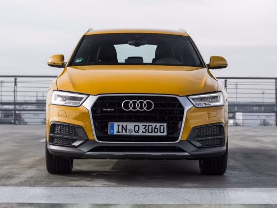 Audi Q3 2015 đã được cải tiến đáng kể về thiết kế và kiểu dáng bên ngoài, bao gồm lưới sắt phía trước có hình lục giác rất hiện đại cùng với đường viền màu bạc bao quanh cụm đèn pha bằng công nghệ LED.