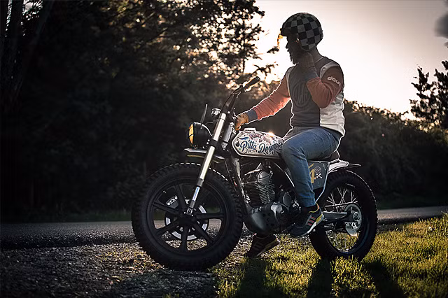 Xe cũng được trang bị đèn LED ở phía sau và ống xả FMF Mega Max II.