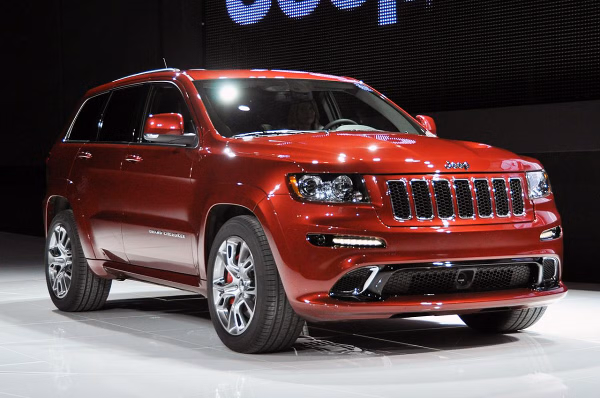 3. Jeep Grand Cherokee SRT8 (Giá: 120.000 USD): Phiên bản SRT8 ra mắt tại Triển lãm ô tô New York năm 2011. Nó được trang bị động cơ V8 HEMI dung tích 6,4 lít, tăng tốc từ 0-100 km/h trong vòng 4,8 giây. Năm 2014, Grand Cherokee SRT8 được đổi tên thành Grand Cherokee SRT.