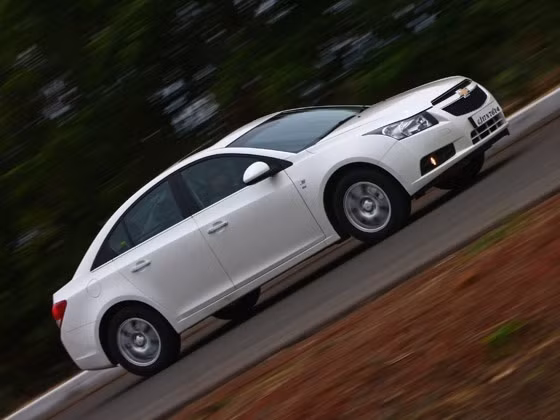 Sự cạnh tranh khốc liệt đến từ 2 mẫu xe cùng dòng là Octavia và Jetta đã khiến doanh số của Chevrolet Cruze sụt giảm đáng kể. Vì thế, giảm giá là biện pháp hữu hiệu nhất để Chevrolet Cruze hấp dẫn khách hàng trở lại. (Mức giảm giá: 980 USD).