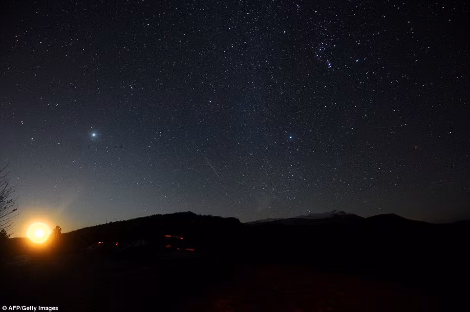 Cảnh tượng vệt sao băng rơi tuyệt đẹp trên bầu trời Skopje, Macedonia.