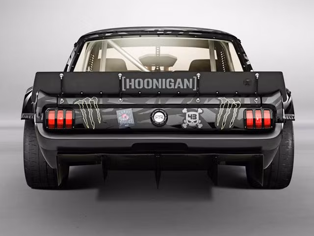 Chiếc Ford Mustang của Ken Block còn đi kèm hộp số sàn 6 cấp và hệ dẫn động 4 bánh toàn thời gian tiên tiến.
