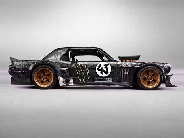 Hoonicorn RTR Mustang sử dụng bộ la-zăng 18 inch bằng hợp kim và được bọc bên ngoài bằng lốp Pirelli Trofeo R.
