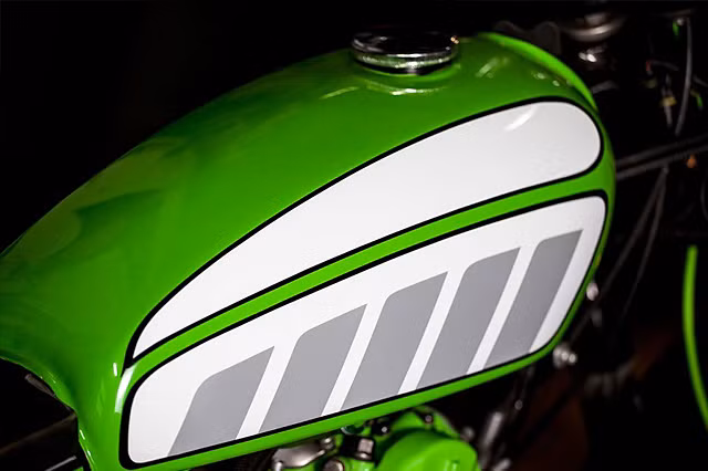 Sławomir cũng chạy lại toàn bộ hệ thống dây điện của xe và thêm một bộ pin nhỏ dưới yên.