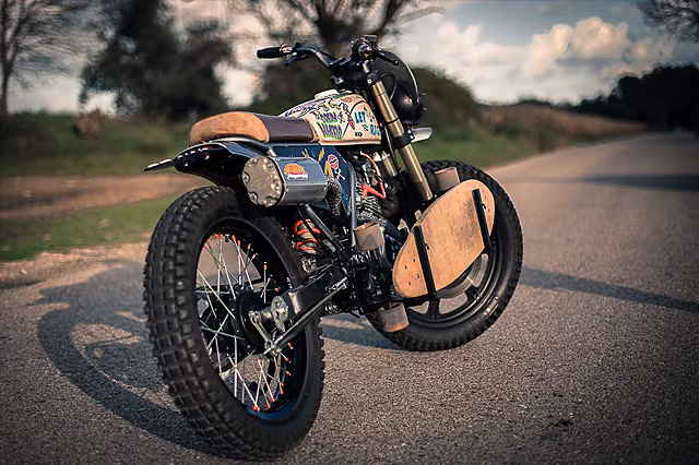 Hãng độ Dream Wheels Heritage đã sử dụng lốp Heidenau K67 và bánh 18 inch từ một chiếc Yamaha XS400. Bánh phía sau được lắp nan hoa hợp kim và chân màu đỏ rất phong cách.